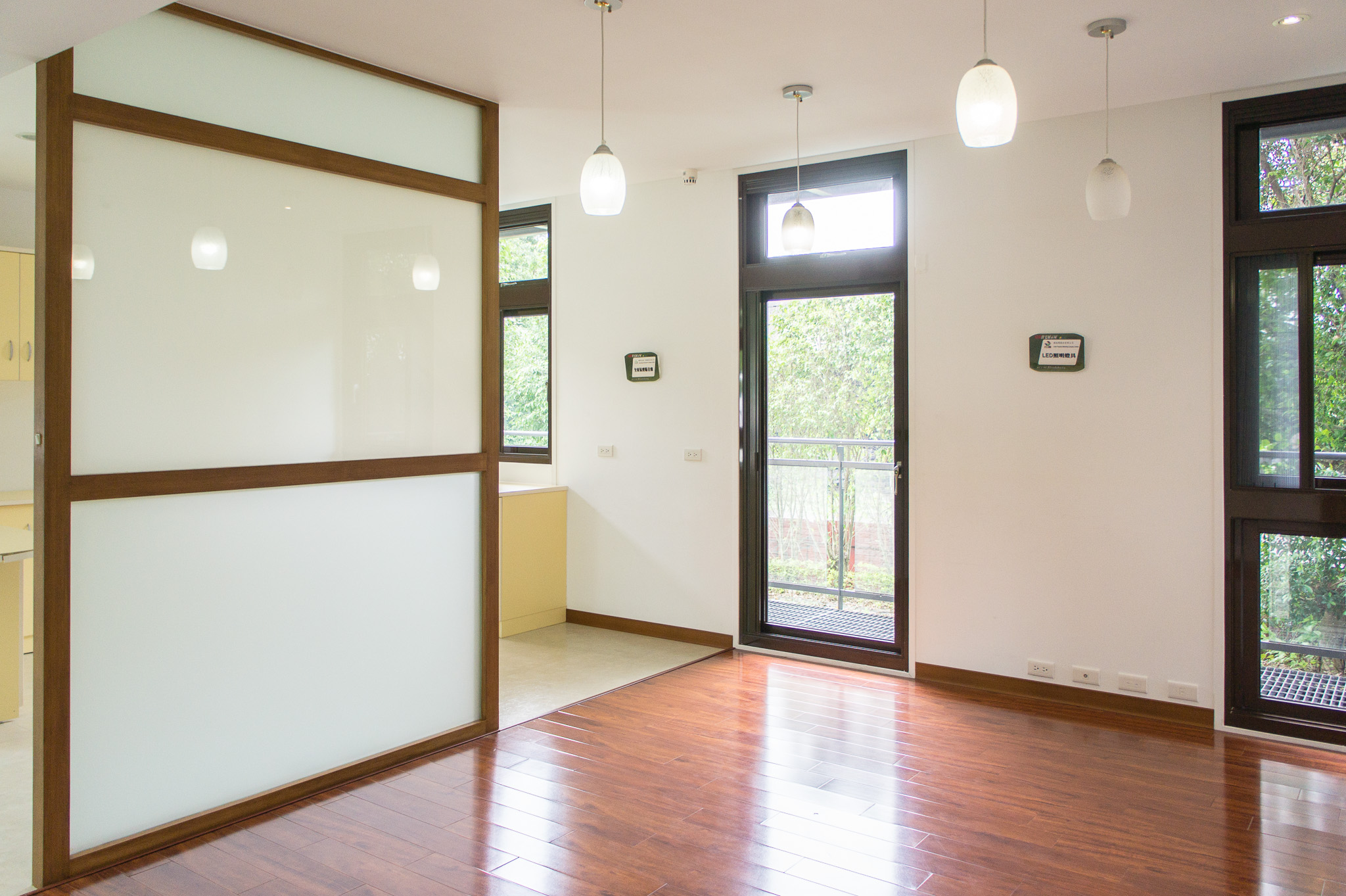 All windows in the MEGA House are installed with an environmental gauge that senses outdoor temperature, wind direction, relative humidity, and radiation. All exterior doors are outfitted with RFID tags. The glass panel wall that separates the living room and the kitchen can be adjusted for opacity and transparency. (Photo by Mignon O’Young)