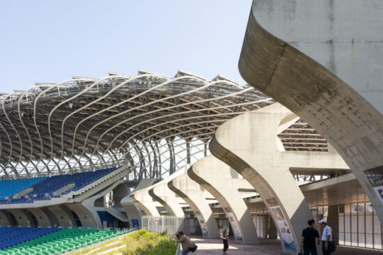 The curvilinear concrete support beams not only add to the sculptural quality of the stadium but also provide support for the second level seating area. (Photo by Mignon O’Young)