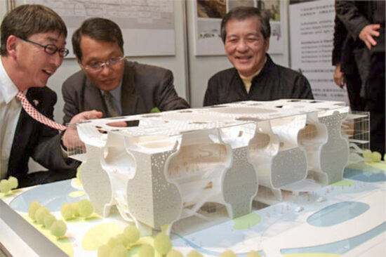 Toyo Ito uses the visual aid of a scaled model to talk about his winning design of the Taichung Metropolitan Opera House in Taiwan. (Photo courtesy China Times)