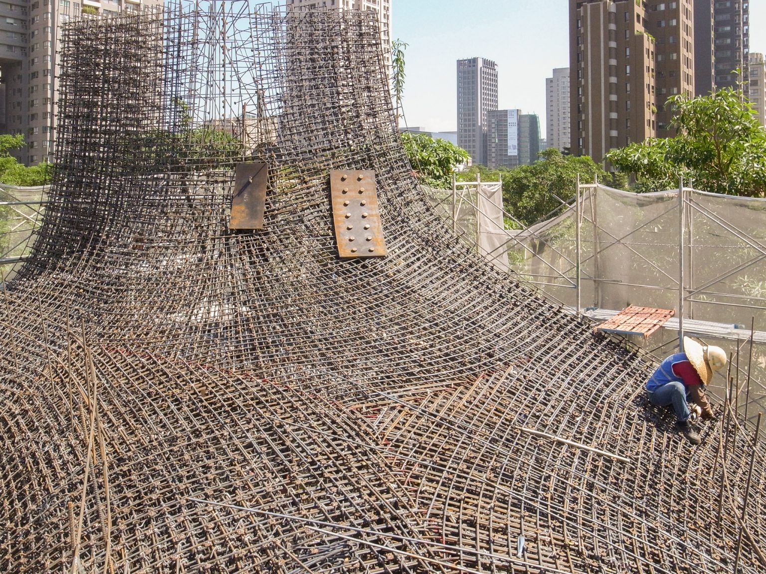 At the Taichung Metropolitan Opera House by Toyo Ito, truss walls are made with rebar walls prefabricated in a nearby factory and metal fencing mesh is used as formwork for the concrete. (Photo via www.pritzkerprize.cn)