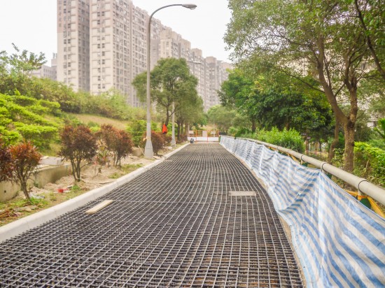 Construction of the pedestrian walkway in New Taipei City, Taiwan: the completed installation of the Aqueduct Assembly structural grid units and gravel for the JW Pavement awaits the concrete pour. (Photo courtesy Ping Tai Co., Ltd.)