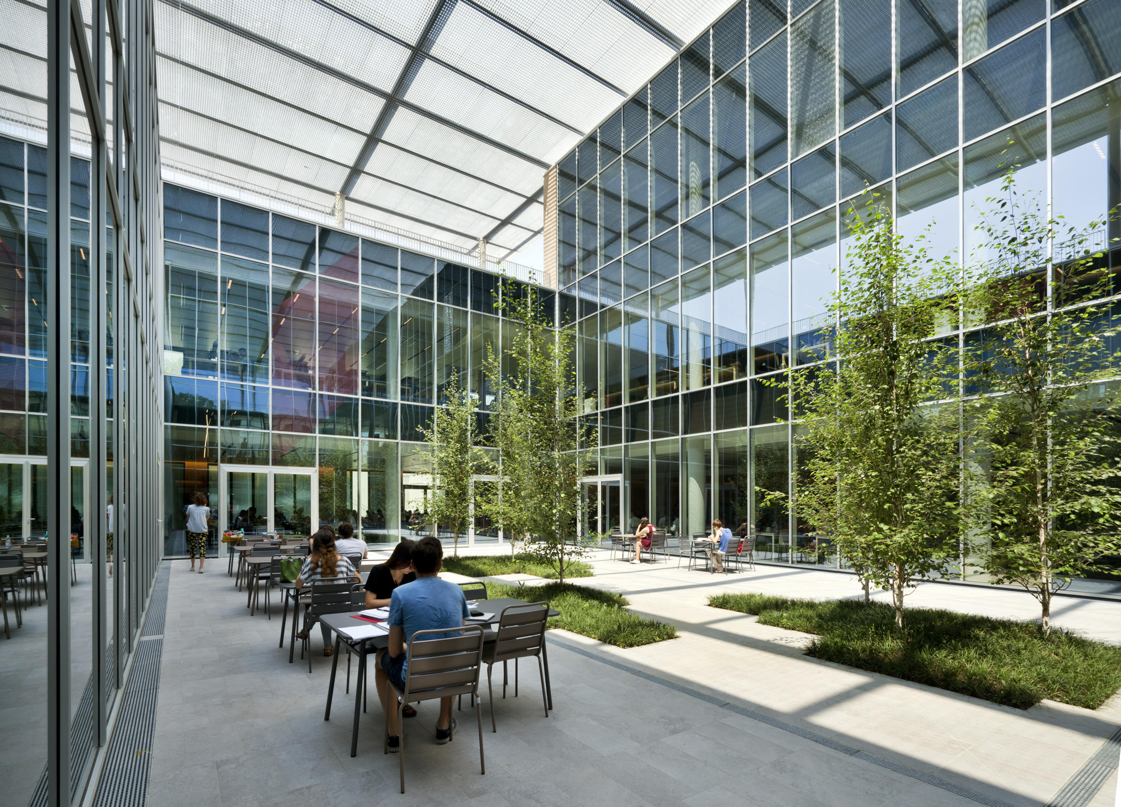 The courtyard at Humanitas Campus provides a pleasant indoor/outdoor experience for building occupants. (Photo by Andrea Martiradonna)