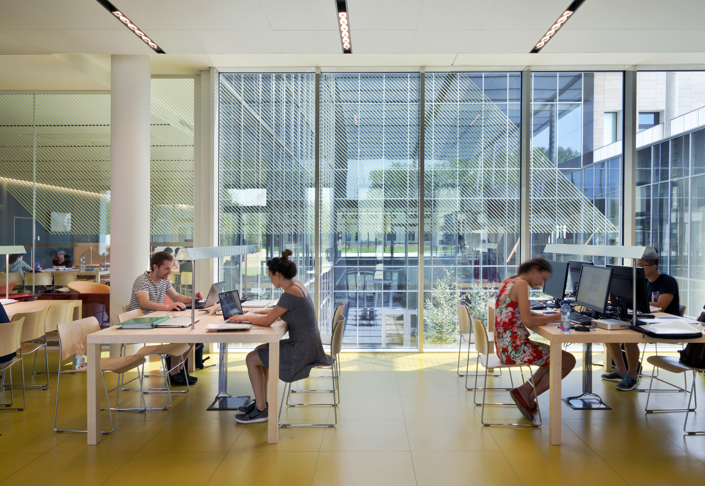 The indoor/outdoor relationship at each floor is blurred by floor to ceiling triple-glazed windows with integrated blinds. (Photo by Andrea Martiradonna)