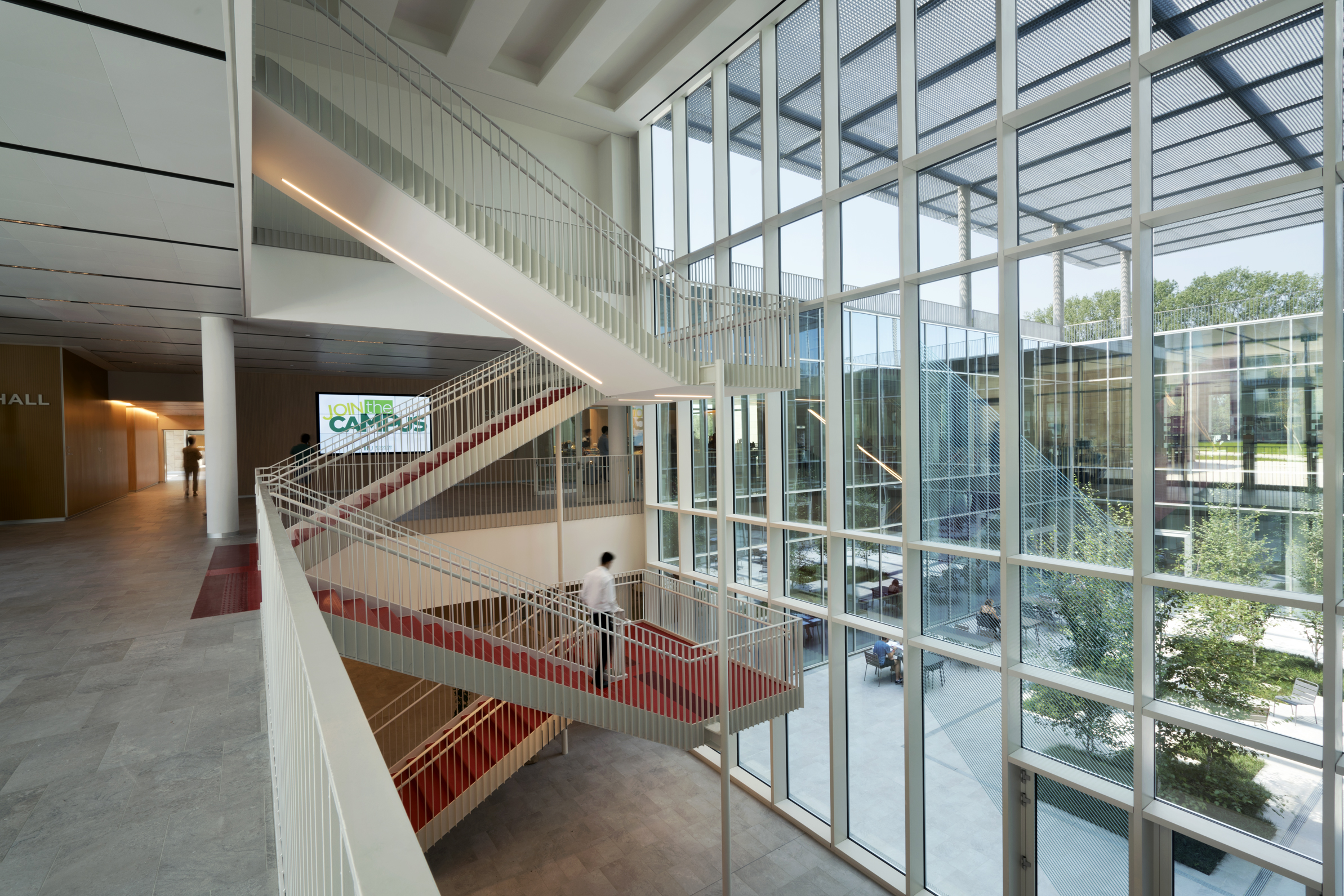 The indoor/outdoor relationship at each floor is blurred by floor to ceiling triple-glazed windows with integrated blinds. (Photo by Andrea Martiradonna)